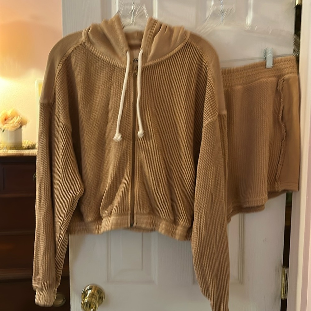 Super soft Aerie hoodie with matching shorts set !   Size large
